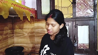 Desi pados bhabhi ke sath milkar Nahaya aaya