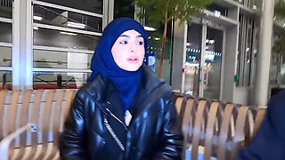 Arabic babe is ready to give her for a stranger's help in the airport