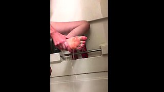 Amateur foot fetish model shows off in Paris