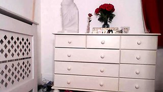 Brunette solo masturbation on webcam