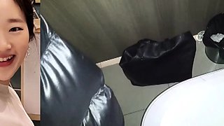 Yi Yuna Parttime Blowjob in a Toilet Enclosure