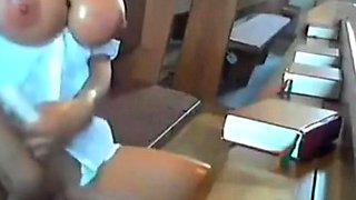 Tetotas de Dios: Chica Amateur con Tetas Grandes Se Masturba