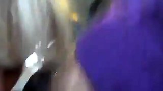 Deutsche Amateure geben Gruppen-Blowjob im Bus