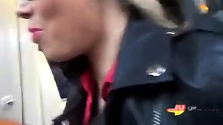 Deutsche Amateure geben Gruppen-Blowjob im Bus