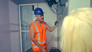 I paid electrician at the cabaret with a job