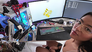 Hot Worker Gets Horny When She Sees Her Boss's Cock