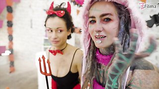 Tattooed girlfriend Anuskatzz and Stacy Bloom are enjoying their toys