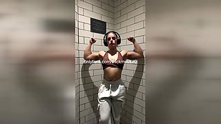 18yo TikTok Live Stretching Mishap: Full Pussy Reveal!