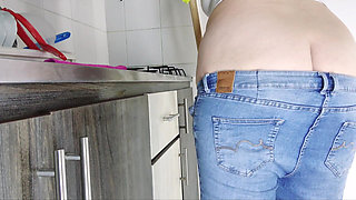 Buttcrack Cleaning in Tight Jeans