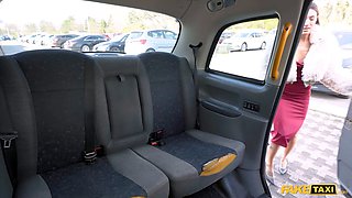 Fake cab - super-sexy dark haired with fantastic body take detour before meeting her sugar daddy