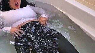Horny MILF Teacher in leggings gets off in the bathtub