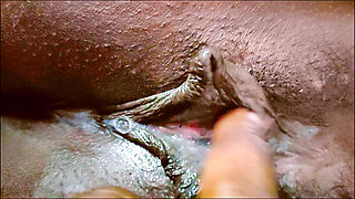 INDIAN AUNTY HOUSE WIFE HOT AND LOUD MOANING BY FINGERING IN WET PUSSY.