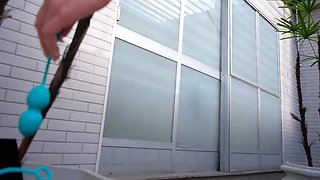 Bubble Butt sob a saia se masturbando com bolas de Kegel em