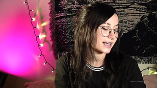 Brunette goth pour demo en action de sextoys humidifier