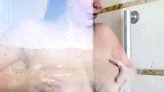 Super hot babe with big boobs masturbates