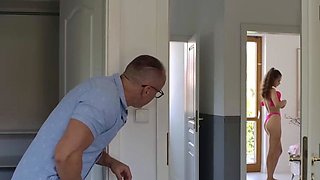 Sexy black-haired performs heavy gargle for her daddy