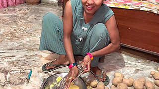 Hindu Bathroom Soft! The owner of the house came to the house to ask for a feast, the husband touched the man in the bathroom,