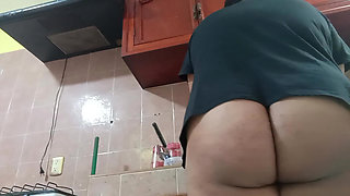 She sends me video while she walks in the kitchen in cachetero 3