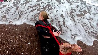 Lucy Lauren In A Wetsuit - Rope Bondage Escape Challenge On The Beach