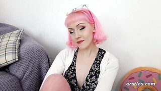 Evie Rubs One Out Until She Shakes