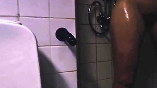 Verklig orgasm i duschen med en dildo