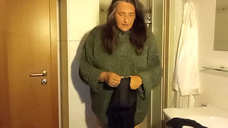 Everyday look out - Eva shows off her natural Rubens figure in the bathroom