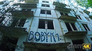 Hunt4k. red haired babe was really innocent to screw while gf was seeing