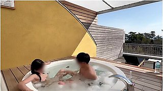 個人撮影朝に露天風呂て癒された後室内に戻った瞬間に我慢てきすヘットに押し倒して中出しsex激しいヒストンの音か鳴り響く...japanese Amateur Hentai 日本人